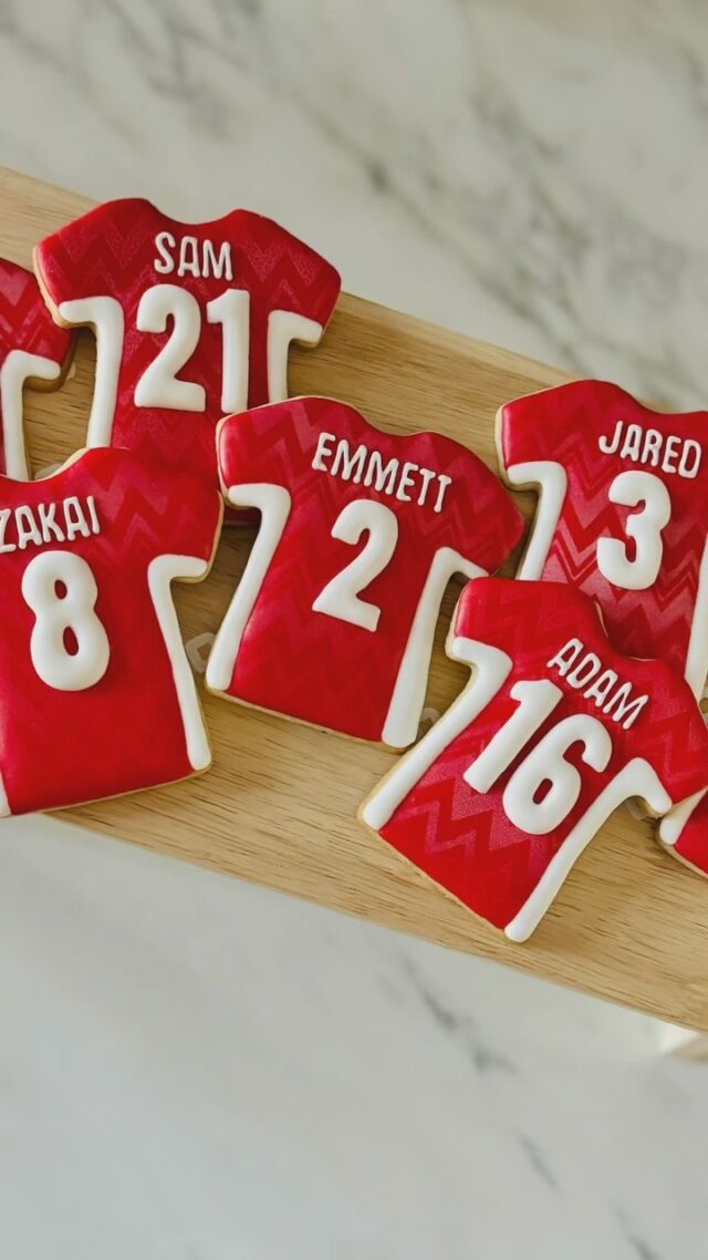 ⚽️ Watch as I decorate these custom jersey cookies for a @somacougarsoccer team, personalized with each kid’s name and number. 🍪✨ Big thanks to the thoughtful mom for bringing this idea to life—these treats are ready to score major points! 🏅

Tag a sports mom who would love these! 💚

#SoccerCookies #TeamSpirit #CustomCookies #MaplewoodNJ #CookieDecorating #SportsMom #JerseyCookies #SouthOrangeNJ